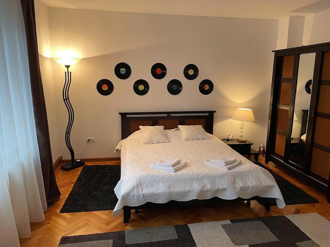 Apartment Crisan 40 Casa Muntean 100mp 3camere 3paturi 1 Canapea 2 Dormitoare Parcare *